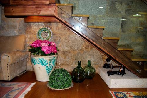 坎巴多斯Hotel Real Cambados的客厅设有楼梯和花瓶
