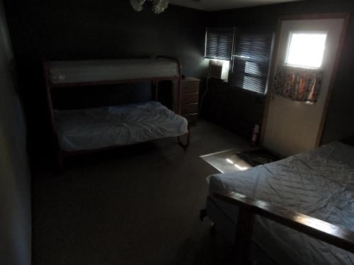 因莱特O'Connell's RV Campground Two-Bedroom Cottage 36的客房设有两张双层床和一扇窗户。