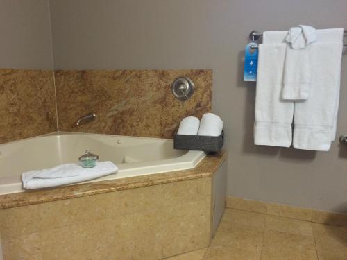 纳帕贝尔阿布里纳帕谷酒店的浴室配有浴缸和墙上的毛巾