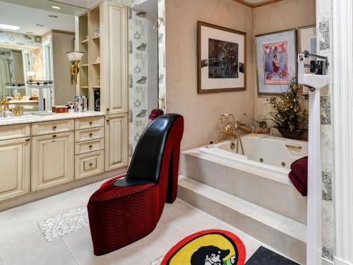 华盛顿邻街大厦酒店的带浴缸的浴室和红色椅子