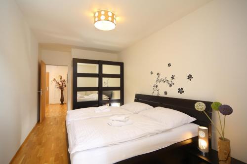 什平德莱鲁夫姆林Apartment Medvědín 331/110的一间卧室配有一张带白色床单的床和一扇窗户。