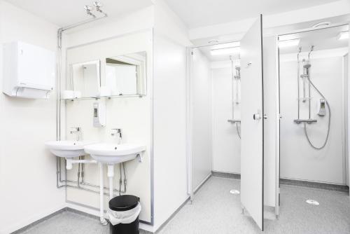 万塔万塔阿维亚珀莉丝弗里农旅舍的白色的浴室设有2个盥洗盆和淋浴。