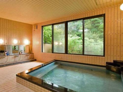 柳川白柳庄日式旅馆的一个带窗户的房间,有一个大型游泳池