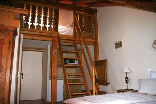 拉·科特·达梅奥博德卡酒店的卧室内的木制双层床,带梯子