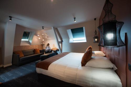 索恩河畔沙隆圣乔治Spa酒店的酒店客房设有床和客厅。
