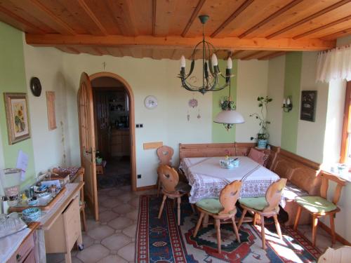 多瑙河畔埃默斯多夫桑德尔-私人寓所酒店的一间厨房,里面配有桌椅