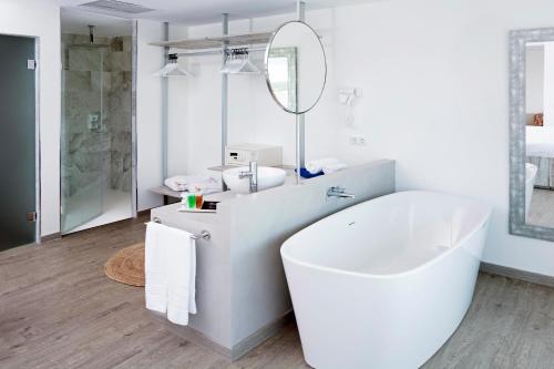 马盖鲁夫桑达罗海滩圣米歇尔酒店的白色的浴室设有浴缸和镜子
