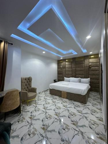 Mega Cloud Hotel And Suites