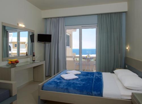 卡拉塔斯亚历山大别墅酒店的一间卧室设有一张床,享有海景