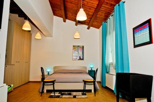 拉古萨Casa34的卧室配有一张床和一张桌子及椅子
