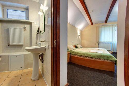 亚列姆切Sofia Forest Club的客房内的浴室设有床和水槽