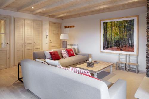 巴奎伊拉-贝莱特Val de Ruda Luxe 39 by FeelFree Rentals的客厅配有沙发和桌子