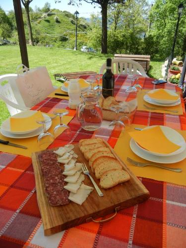 塞斯塔戈达诺Terra Del Bosco Agriturismo的木板,桌子上放有奶酪和面包