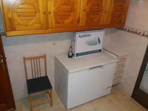 布鲁内特Hostal Jose Luis的厨房配有冰箱上方的笔记本电脑