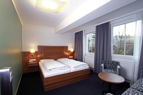 维也纳艾姆克尔公园酒店的酒店客房设有床和窗户。