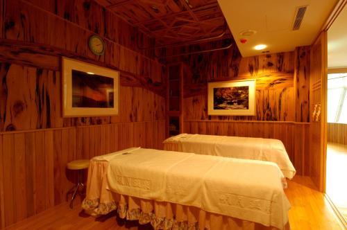 乌来日月民宿的木墙客房的两张床