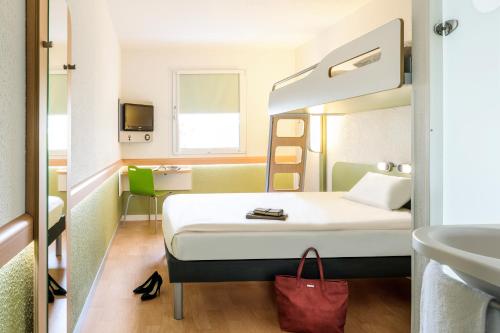 杜伊斯堡杜伊斯堡市茵芬宜必思快捷酒店的酒店客房设有床和水槽