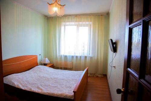 Apartment NG Na Chertygasheva客房内的一张或多张床位