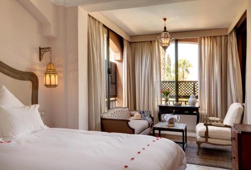 马拉喀什德奥广场酒店的酒店客房配有一张床、一把椅子和一张书桌