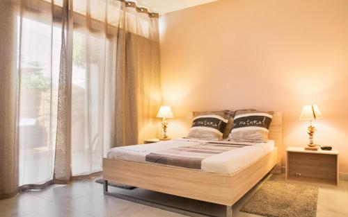 拉萨尔勒班Villa Saline的一间卧室设有一张床和一个大窗户