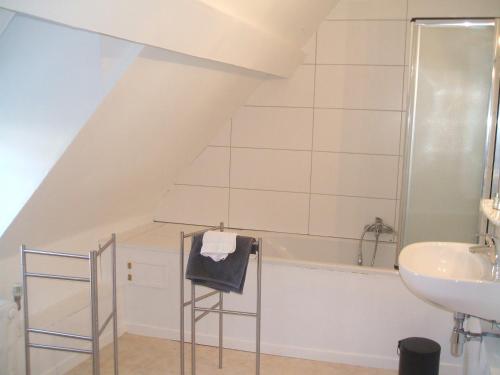 斯塔沃洛le chaumont的浴室配有盥洗盆和浴缸。