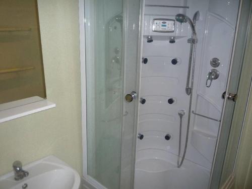 乌法Apartment Mustaya Karima 28的带淋浴、卫生间和盥洗盆的浴室