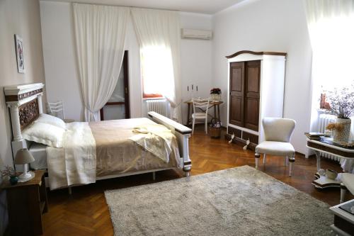 SquinzanoVirò House的一间卧室配有一张床、一张桌子和一把椅子