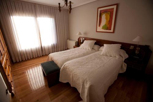 LodosaVillalodosa的一间卧室设有一张大床和一个窗户。