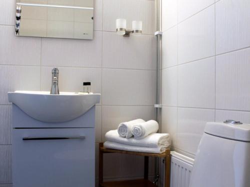 隆德菲尼克斯公寓式酒店的一间带水槽和卫生间的浴室