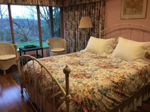 贝尔维尤瀑布景住宿加早餐旅馆的一间卧室配有一张带花卉床罩的床