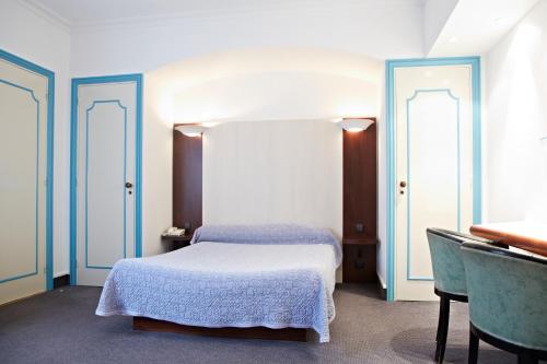 Hôtel Mets et Plaisirs客房内的一张或多张床位