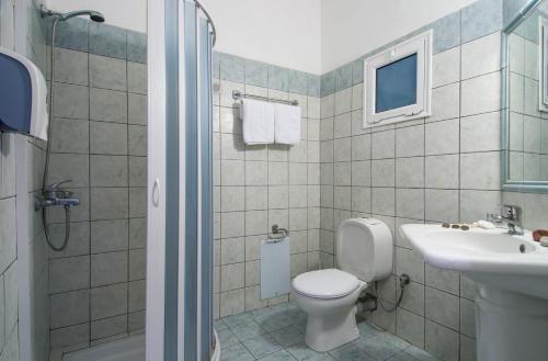 普萨索皮尔戈斯佛罗里达蓝海湾度假酒店及水疗中心的一间带卫生间和水槽的浴室