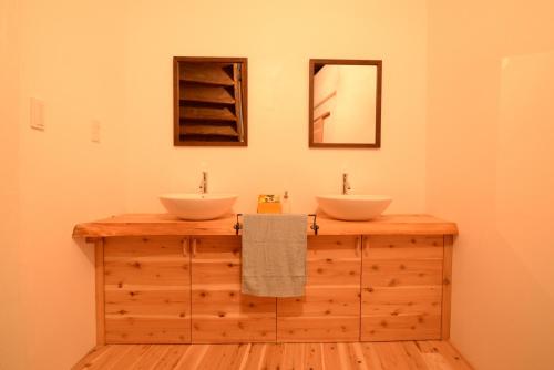 箱根箱根台旅馆的浴室在木台面上设有两个水槽
