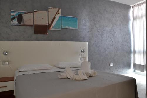 托雷拉皮罗B&B Il Molo的一间卧室配有一张床,上面有两条毛巾