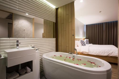 华欣艾希拉精品酒店的一间浴室
