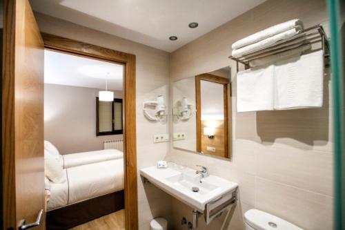 擞莫Hotel Meve的一间带水槽、卫生间和镜子的浴室