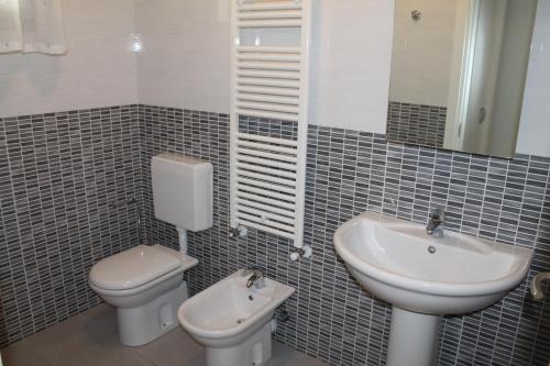 格拉多佐吉亚公寓的一间带卫生间和水槽的浴室