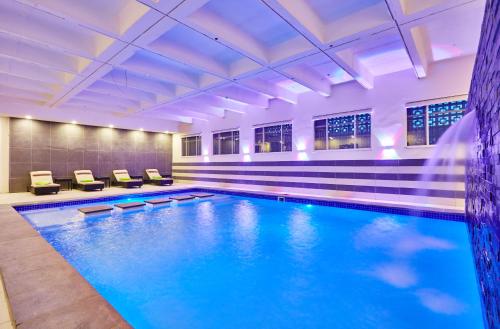 约翰内斯堡棕榈洲际酒店的大楼内一个蓝色的大型游泳池