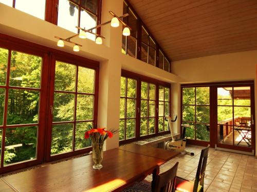 柯尼希斯湖畔舍瑙库尼格斯酒店的大型用餐室设有桌子和大窗户
