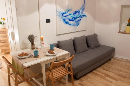 塞扎纳Studio Doroteja的客厅配有沙发和桌子
