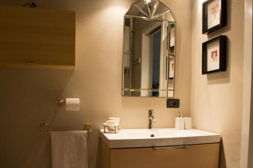 塞扎纳Studio Doroteja的一间带水槽和镜子的浴室