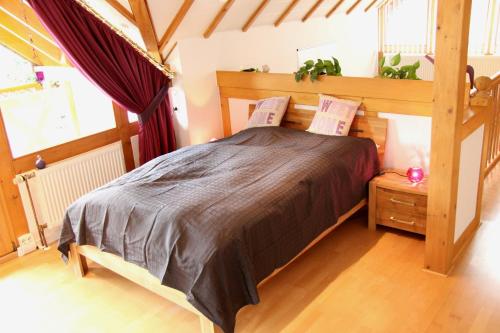 科赫姆Haus Winkelchen的一间卧室配有一张带木制床头板的床