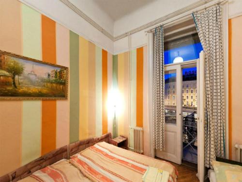 布达佩斯机车旅馆的一间卧室设有一张床和一个窗口
