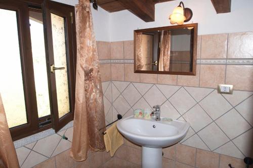 圣阿纳阿雷西Villetta Bouganvillea的一间带水槽和镜子的浴室