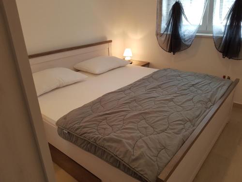 塞尼特里萨公寓的小客房的一张床位,配有床边镜