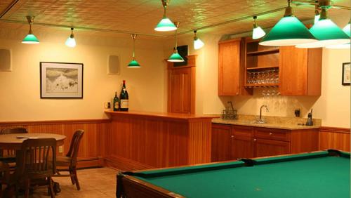FleischmannsBreezy Hill Inn的一间带台球桌和酒吧的厨房