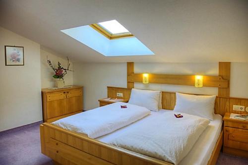 维尔芬翁Haus Silvia的一间卧室配有一张带天窗的大床