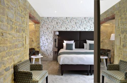 贝叶La Maison de Mathilde的酒店客房,配有一张床和两把椅子