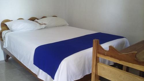 卡维塔Cabinas Smith 2的一张带蓝色和白色床单及枕头的床