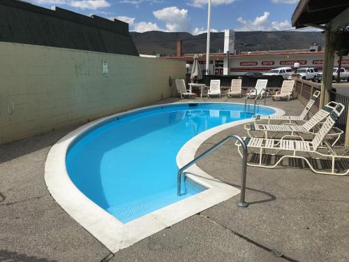 刘易斯顿路易斯顿切达汽车旅馆的一个带椅子的大型游泳池和棒球场
